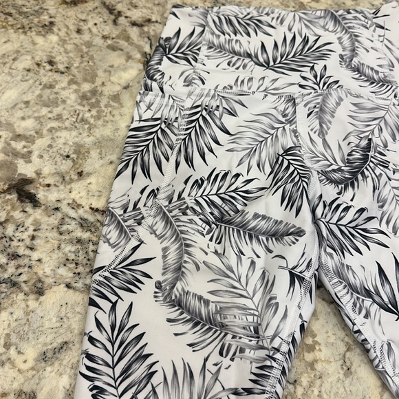 Lorna Jane athletic cropped pants size 2 - Picture 2 of 2